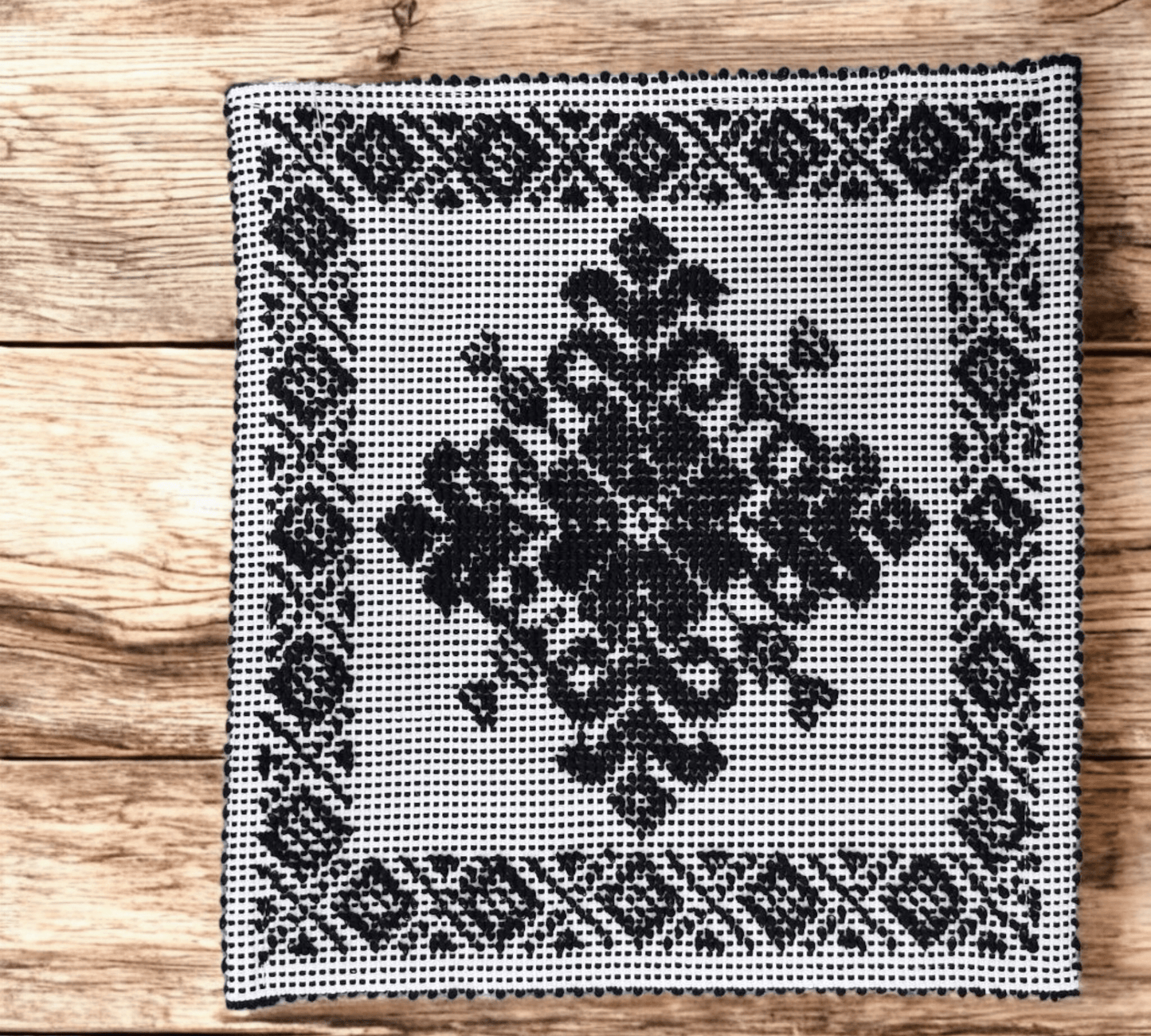 Tappetino - centrino sardo, cotone, lavorazione meccanica, decorazione giglio nero, 35x35 cm - Artigianato Pasella