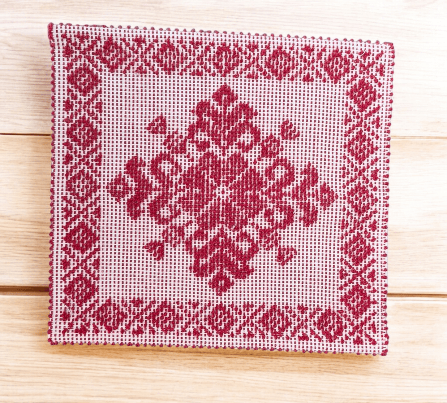 Tappetino - centrino sardo, cotone, lavorazione meccanica, decorazione giglio rossoo, 35x35 cm - Artigianato Pasella