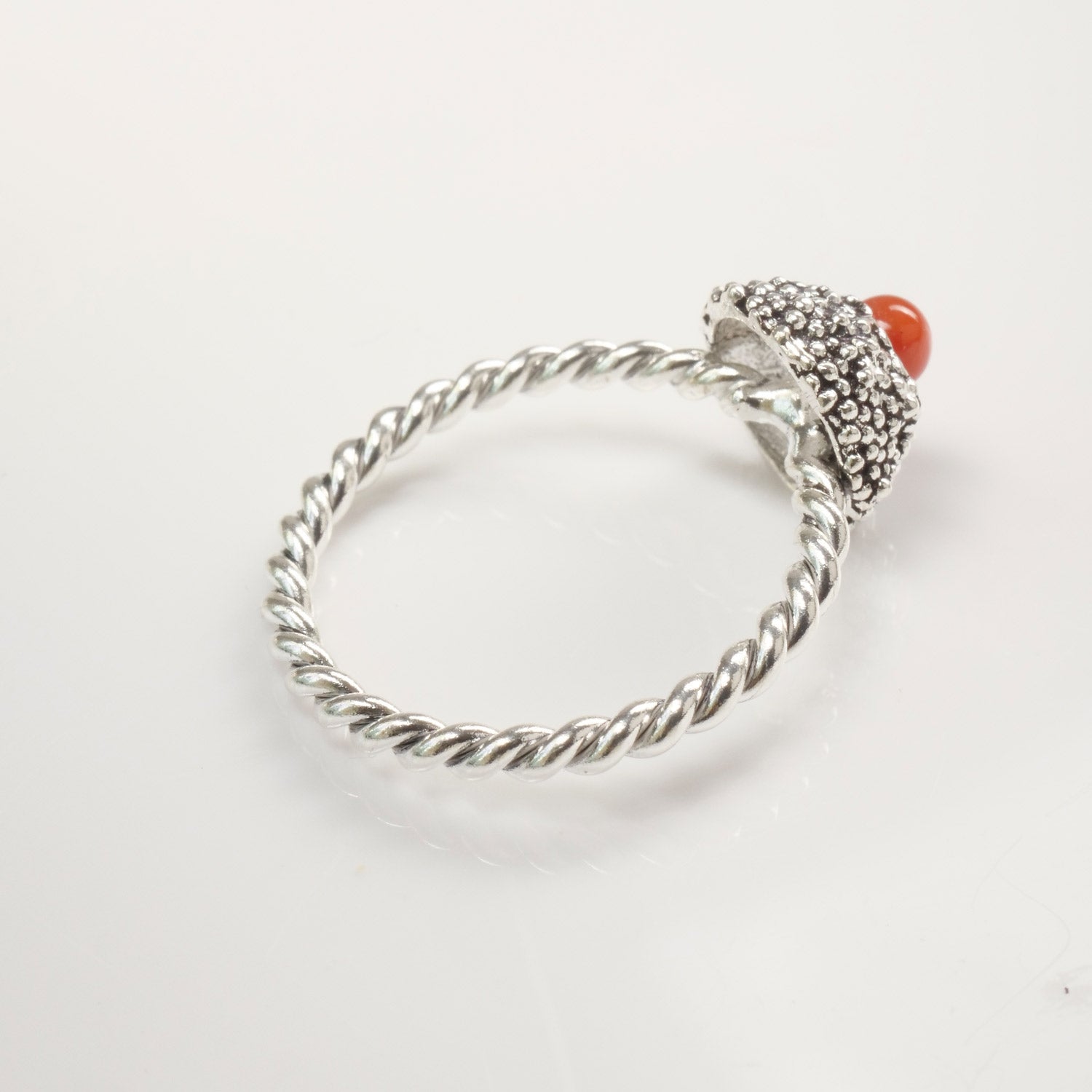 Anello sardo a nido d'ape con corallo - Artigianato Pasella
