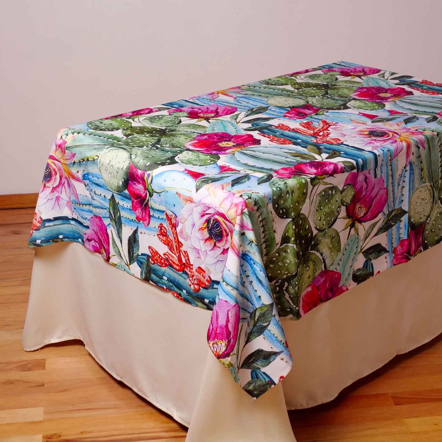 Tovaglia con decorazione di cactus e fiori fucsia - Artigianato Pasella