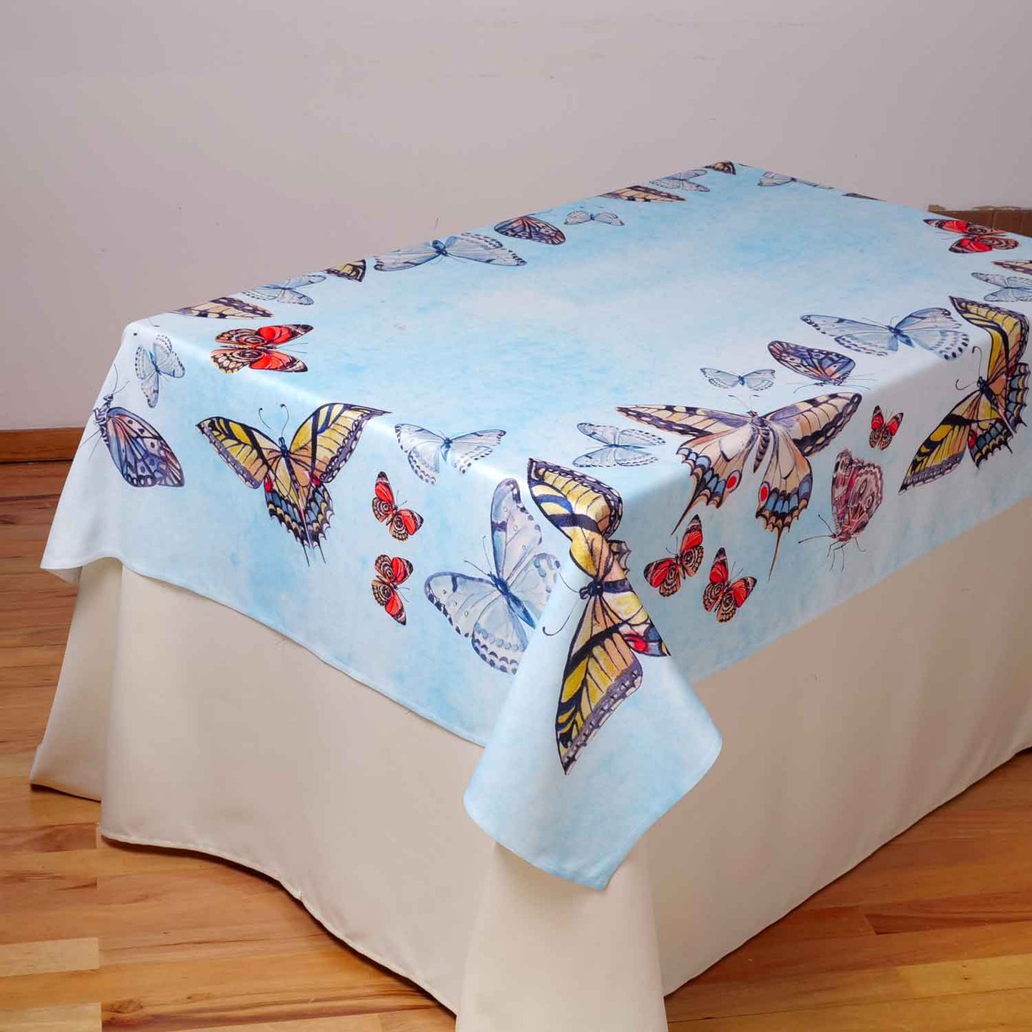 Tovaglia con decorazione di farfalle - Artigianato Pasella