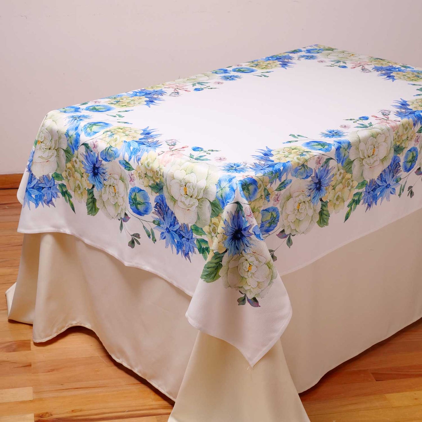 Tovaglia decorata dai fiori di Camelia - Artigianato Pasella