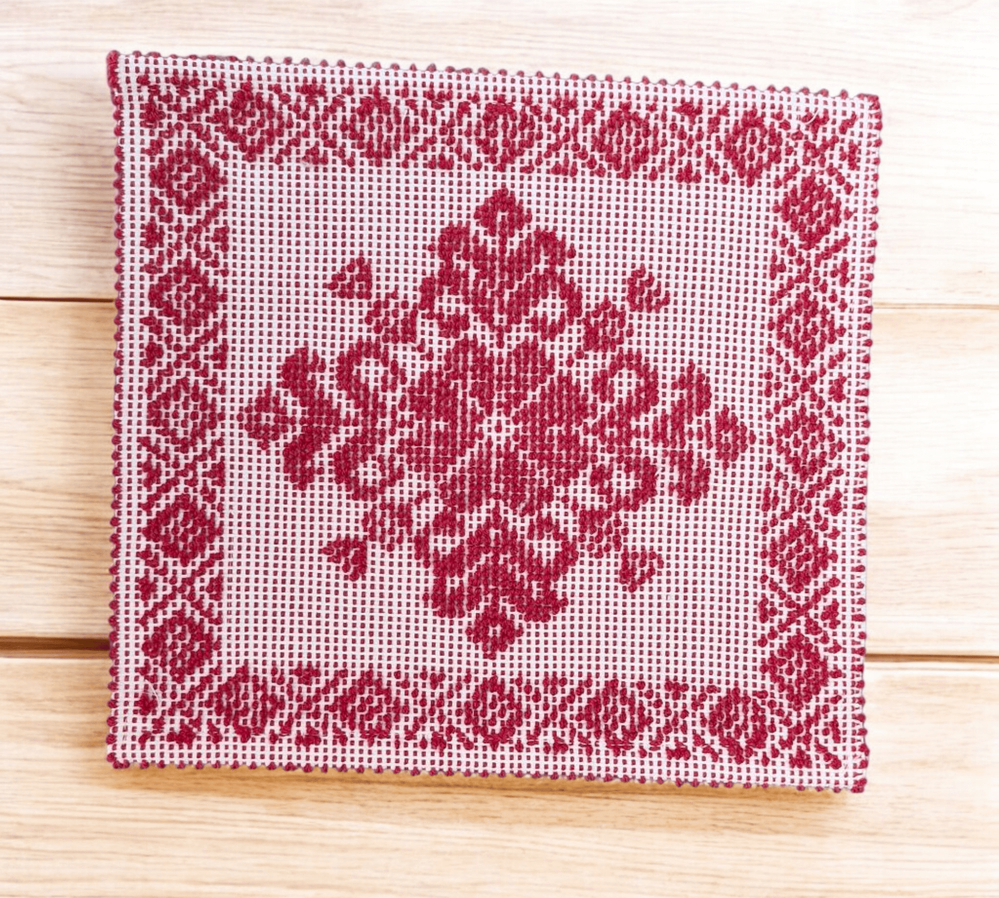 Tappetino - centrino sardo, cotone, lavorazione meccanica, decorazione giglio rossoo, 35x35 cm - Artigianato Pasella