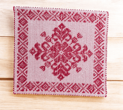 Tappetino - centrino sardo, cotone, lavorazione meccanica, decorazione giglio rossoo, 35x35 cm - Artigianato Pasella