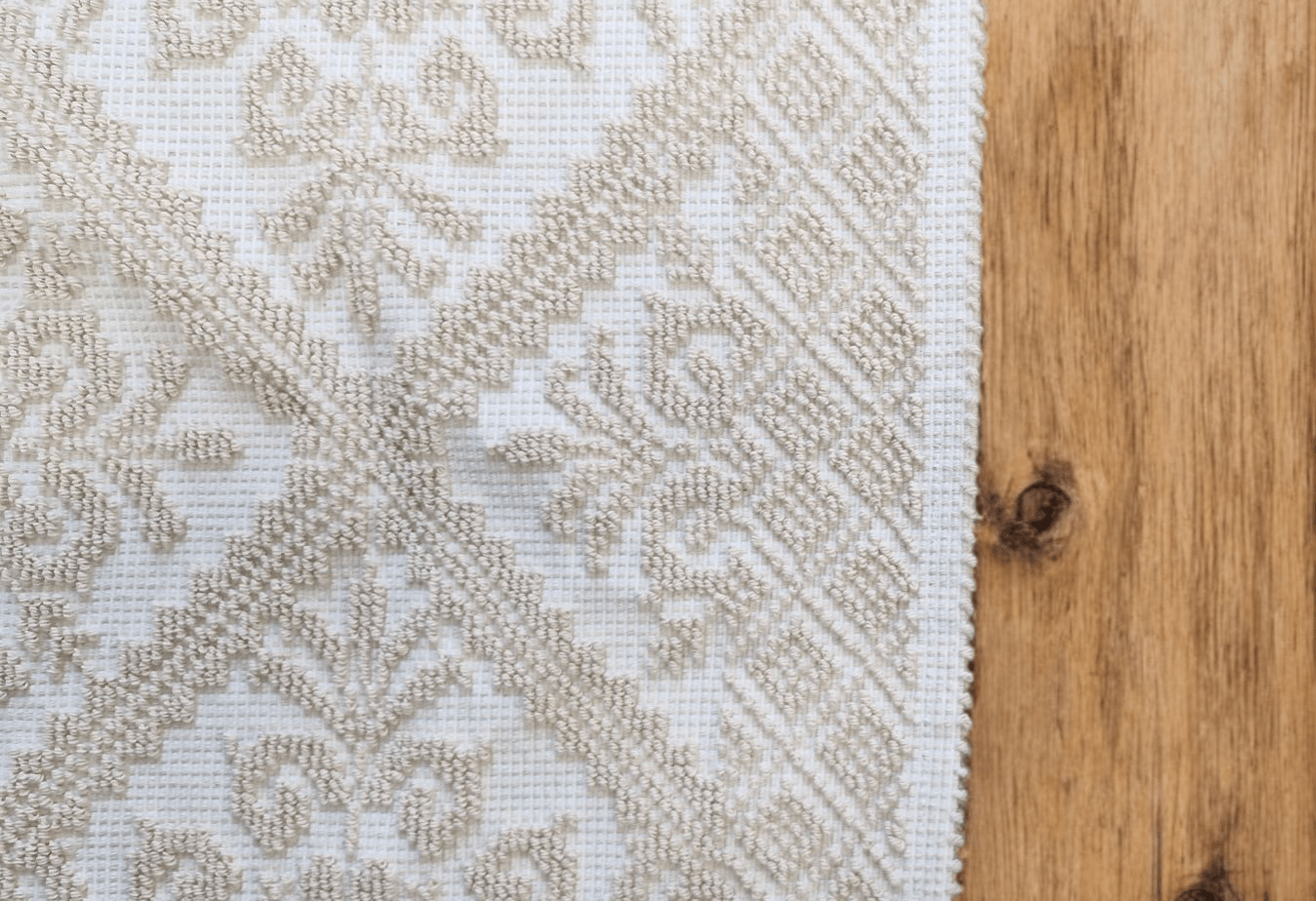 Tappeto sardo, lavorazione meccanica, decorazione giglio ecrù, misura 55x140 - Artigianato Pasella