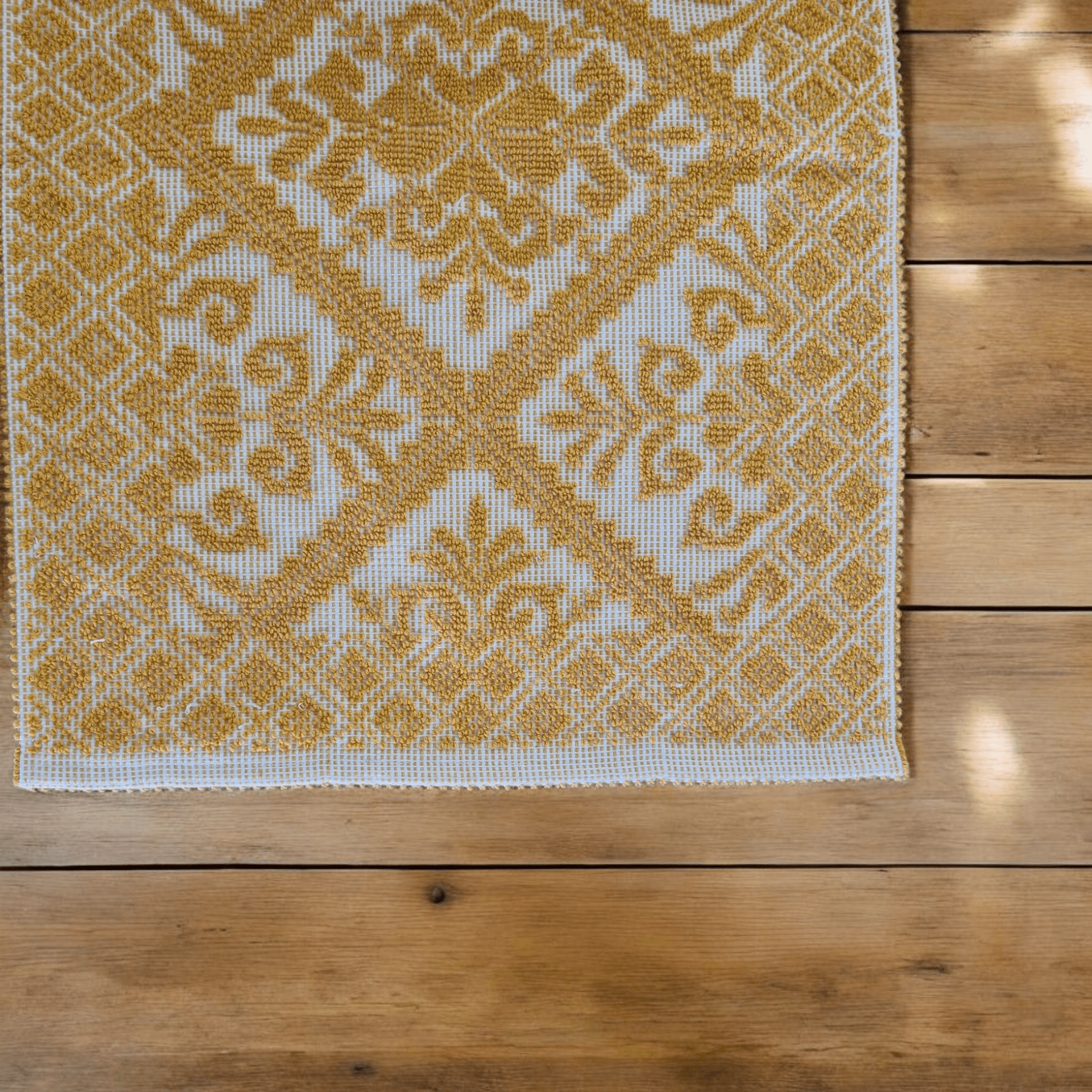 Tappeto sardo, lavorazione meccanica, decorazione giglio giallo e bianco, misura 55x140 - Artigianato Pasella