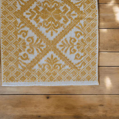 Tappeto sardo, lavorazione meccanica, decorazione giglio giallo e bianco, misura 55x140 - Artigianato Pasella